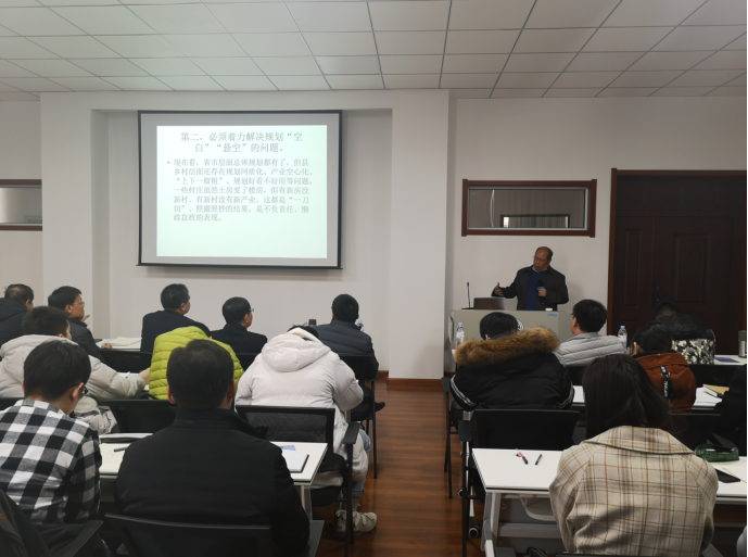 首期乡村振兴齐鲁样板大讲堂成功举办  2019年12月7日上午，山东区域经济学会、山东财经大学区域经济研究院、山东省电子商务协会、山东乡村振兴网联合举办的首期乡村振兴齐鲁样板大讲堂在山东财经大学舜耕校(图12)